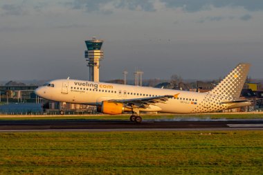 Brüksel, Belçika - 25.10.2024: Vueling 'den bir Airbus A320 piste indi.