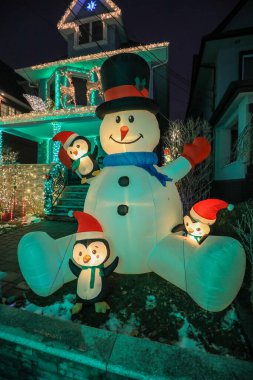 Dyker Heights, Brooklyn 'deki evleri süsleyen bayram ışıkları ve dekorasyonları. Sokaklar parıldayan ışıklarla, dev süslemelerle ve aydınlatılmış figürlerle parıldıyor. New York 'un en ünlü Noel geleneğini gözler önüne seriyorlar..