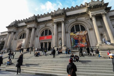 New York 'taki Metropolitan Sanat Müzesi' nin (The Met) dış görünüşü. Beşinci Cadde 'deki bu ikonik müze, Manhattan' da ziyaretçilere kültürel ve sanatsal bir deneyim sunan yüzyıllara uzanan dünya klasmanında sanat koleksiyonlarına ev sahipliği yapıyor.