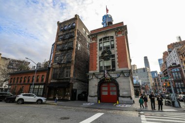 New York 'taki ikonik Hayalet Avcıları İtfaiye Merkezi (Hook & Ladder Company 8) dış görünümü. Manhattans Tribeca mahallesindeki bu tarihi itfaiye binası popüler kültür mirası ve sinema tarihiyle ünlüdür..