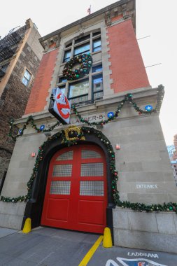 New York 'taki ikonik Hayalet Avcıları İtfaiye Merkezi (Hook & Ladder Company 8) dış görünümü. Manhattans Tribeca mahallesindeki bu tarihi itfaiye binası popüler kültür mirası ve sinema tarihiyle ünlüdür..