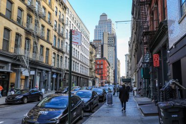 Kışın hareketli bir New York sokak sahnesi, karla kaplı sokaklar, yayalar paltoya sarılı, sarı taksiler, ve yüksek gökdelenler. Sahne, Manhattan 'ın canlı enerjisini soğuk, şenlikli ve kış atmosferinin ortasında yakalıyor..