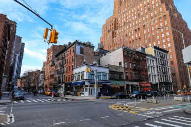 Kışın hareketli bir New York sokak sahnesi, karla kaplı sokaklar, yayalar paltoya sarılı, sarı taksiler, ve yüksek gökdelenler. Sahne, Manhattan 'ın canlı enerjisini soğuk, şenlikli ve kış atmosferinin ortasında yakalıyor..