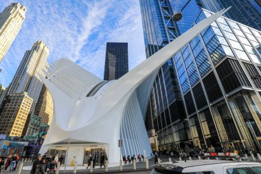 The Oculus 'un çarpıcı görüntüsü, New York' taki Dünya Ticaret Merkezi ulaşım merkezi. Yükselen beyaz kaburgalı yapısı ve açık iç yapısı, Manhattan 'ın kalbindeki ışık, uzay ve fütüristik tasarımı harmanlayan modern mimarinin bir örneğidir..