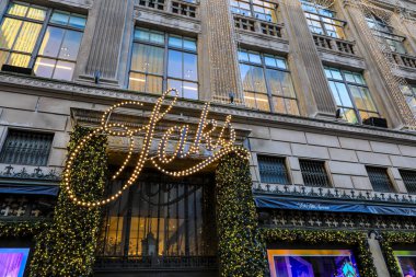 Manhattan, NYC 'deki ünlü Saks Beşinci Cadde mağazası lüks maskaralığını Beşinci Cadde boyunca sergiliyor. Son moda ve zarif mimarisi ile tanınan şehir, New York 'un önde gelen alışveriş merkezlerinden biridir..