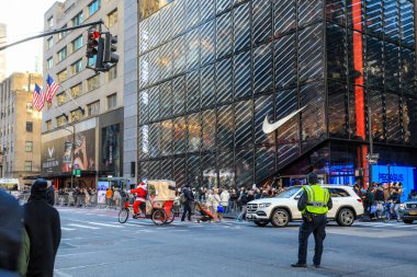 Times Meydanı, New York City 'de kalabalık yayalar, parlak elektronik reklam panoları ve canlı kentsel enerjinin yer aldığı hareketli bir sokak sahnesi. Bu ikonik kavşak, şehrin canlı eğlence bölgesi ve turist merkezini temsil ediyor..