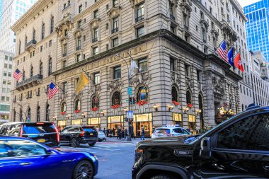 New York 'ta ikonik lüks bir otel olan Peninsula Hotel, kalabalık cadde boyunca belirgin bir şekilde duruyor. Zarif maskesi ve tarihi mimarisi onu ziyaretçiler için bir dönüm noktası haline getiriyor. Manhattan kültürünü zamansız cazibeyle harmanlıyor.