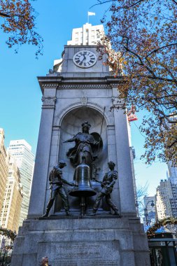 James Gordon Bennett Anıtı, New York 'ta etkili yayıncıyı onurlandıran zarif bir anıt olarak duruyor. Kentsel çevreler arasında yer alan anıtta, kentlerin zengin kültürel ve mimari mirası için tarihi tasarım sergileniyor..