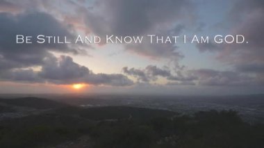 San Marcos, California, ABD 'deki Double Peak' in üzerindeki bulutların zamanlanmış videosu. İncil 'in dizesi 