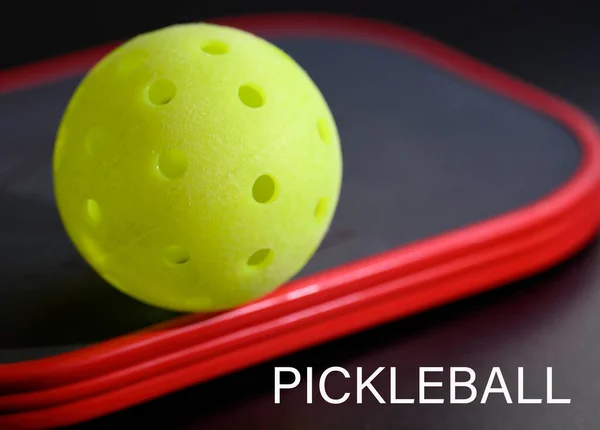 Close Van Een Pickleball Paddle Strak Gefocuste Gele Pickleball — Stockfoto