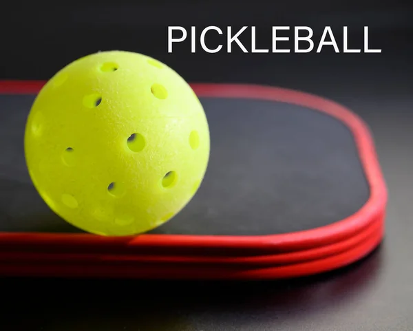 Zbliżenie Łopatki Mocno Skoncentrowany Żółty Pickleball — Zdjęcie stockowe