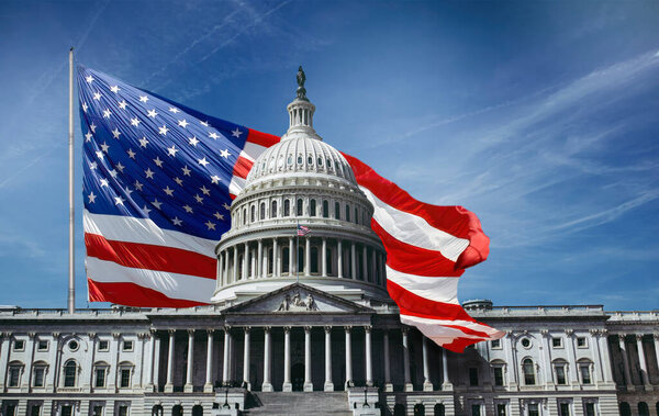 Власть и власть правительства - флаг и здание Капитолия США в Вашингтоне.