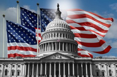 Amerikan Kongre Binası ve Amerikan bayrakları. Demokratik Cumhuriyetin güçlü hükümetinin sembolü.