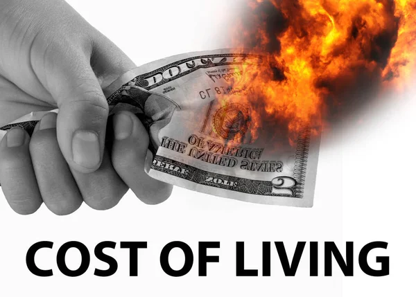 Eine Hand Hält Brennendes Bargeld Und Die Worte Lebenshaltungskosten — Stockfoto