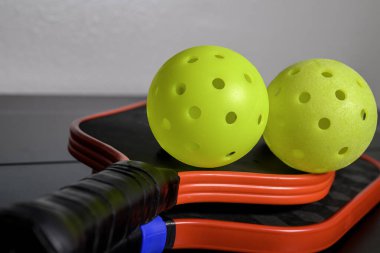 Pickleball ve picleball raketleri. Pickleball sporu son derece popüler oldu..