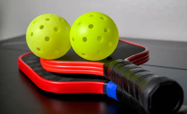 泡菜球和泡菜球桨 泡菜球已经成为一项非常受欢迎的运动 有3000多万美国人参加 免版税图库照片