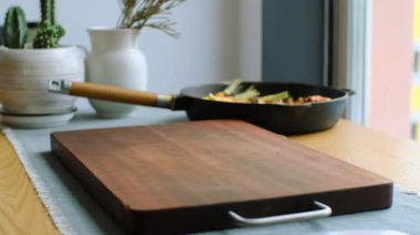 Yeşil soğan kameranın önüne düşüyor. Taze organik taze soğan, salata için ıslak çiğ yaprak, sağlıklı vejetaryen gıda konsepti. Yüksek kalite 4k görüntü.