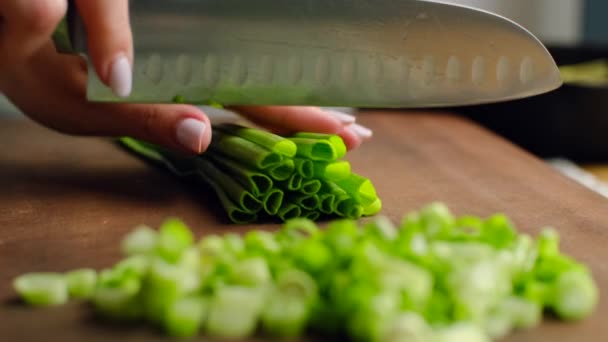 Подрібнення Весняної Цибулі Кухарська Рука Ріже Сиру Зелену Цибулю Ножем — стокове відео