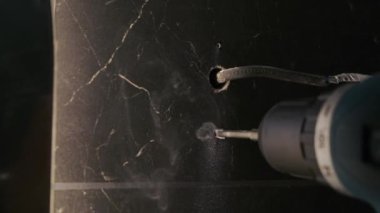 Matkap aleti. Delgi delgisiyle elektrikli matkap, el aletli marangozluk inşaat işçisi, ev yenileme..