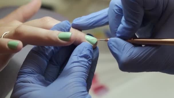Μανικιουρίστας Γυαλίζει Νύχια Χέρια Μανικιούρ Nail Art Master Paints Nails — Αρχείο Βίντεο