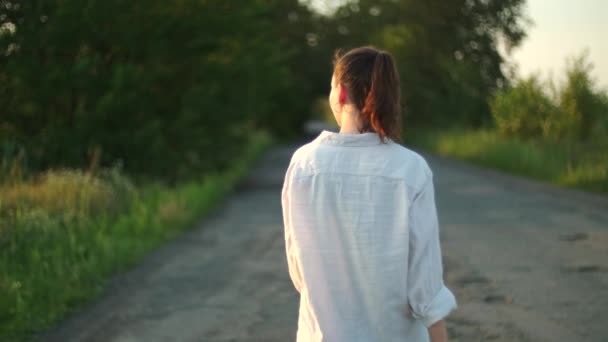 Jonge Vrouw Die Langs Weg Loopt Meisje Een Wit Shirt — Stockvideo