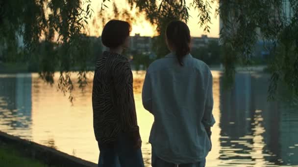 Две Женщины Наслаждаются Пейзажем Озера Девушки Стоят Вместе Улыбаются Счастливая — стоковое видео
