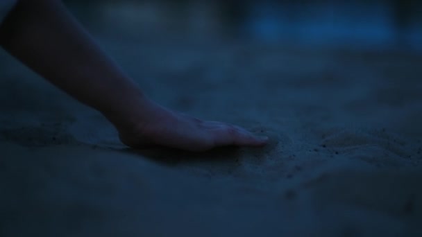 Een Vrouw Die Met Zand Speelt Vrouwelijke Hand Die Zand — Stockvideo