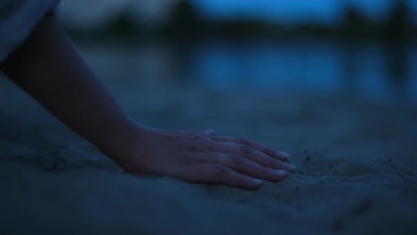 Sand Ergießt Sich Aus Der Hand Der Frau Weibliche Hand — Stockvideo