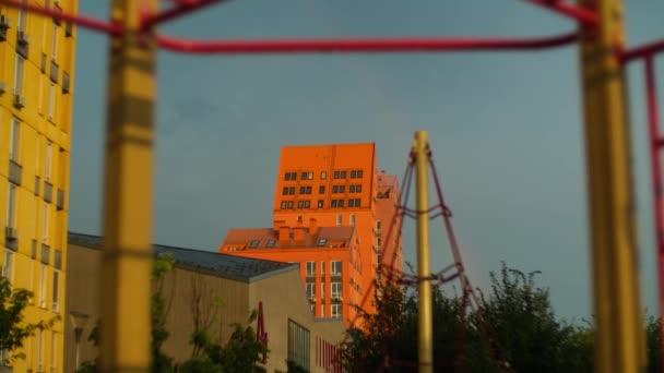 Kolorowy Budynek Mieszkalny Zachodzie Słońca Ciepły Letni Wieczór Mieście Deszczu — Wideo stockowe