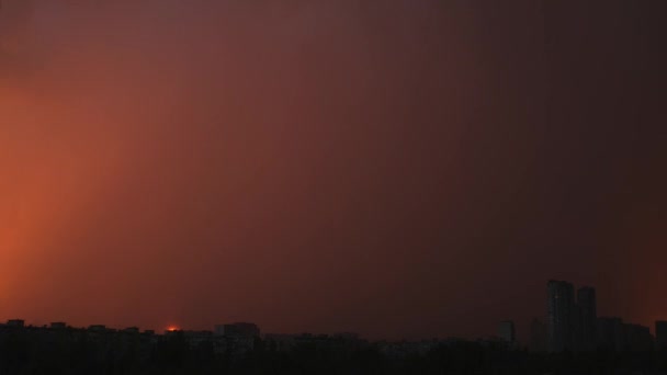 Dramatische Stormtijd Epische Bewolkt Regenachtige Zonsondergang Boven Stadsgebouwen Wolken Bewegen — Stockvideo