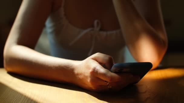 Mujer Desplazándose Página Web Teléfono Móvil Las Manos Femeninas Usan — Vídeos de Stock