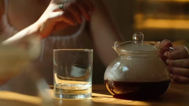 Egy Kávét Tölt Bögrében Lévő Üvegszerverről Közelkép Videó Női Kéz — Stock videók