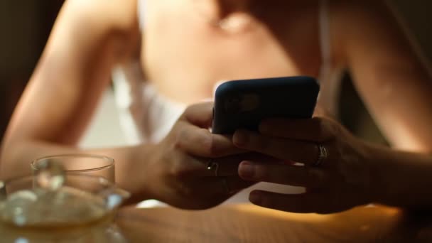 Mulher Mão Rolagem Página Web Telefone Móvel Feminino Usando Smartphone — Vídeo de Stock