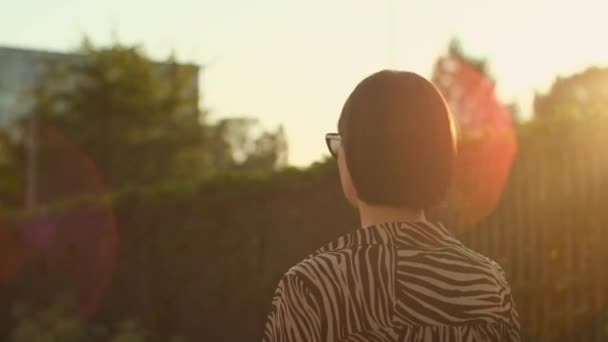 Впевнена Жінка Йде Вулиці Насолоджуючись Сонячним Світлом Літня Вечірня Міська — стокове відео