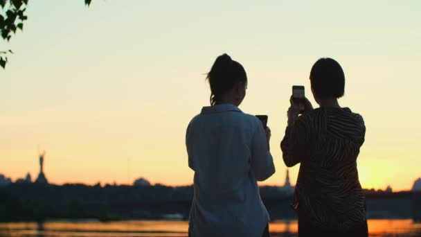 Dos Mujeres Toman Fotos Río Con Teléfono Móvil Hermosas Chicas — Vídeos de Stock