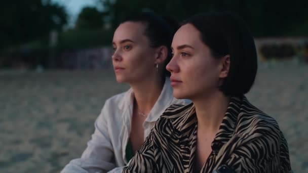 Två Vackra Unga Kvinnor Njuter Solnedgången Vackra Kvinnliga Ansikten Vänskap — Stockvideo