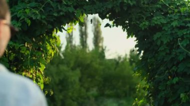 Mutlu kızlar yürüyüş sırasında sohbet ediyorlar. Arkadaşlar parkta yürürken birbirleriyle konuşarak boş zamanlarının tadını çıkarıyorlar. İki kadın birlikte yürüyor. Fikir ya da dedikodu paylaşıyorlar..