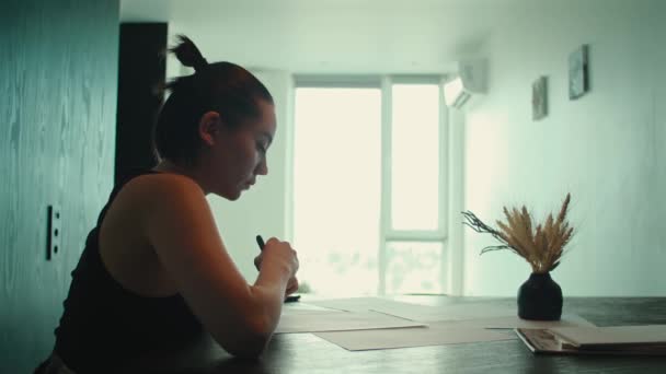 Masada Oturan Kağıt Üzerine Resim Yapan Bir Kadın Dövme Ustası — Stok video