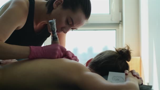 Profesyonel Dövmeci Müşterilerinin Derilerinde Elektrik Makinesiyle Dövme Deseni Yaratıyor Dövme — Stok video
