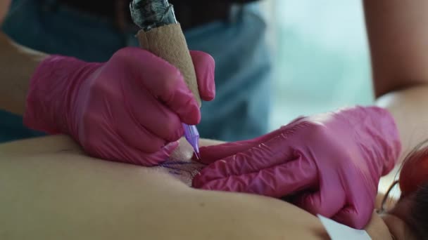 Tattoo Artist Makes Tattoo Womans Back Professional Tattooist Works Studio — Stock Video