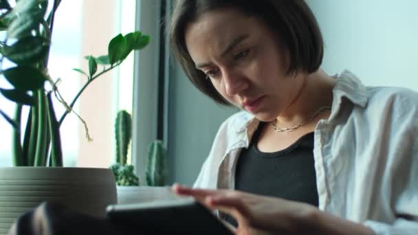 Młoda Artystka Rysująca Tablecie Cyfrowym Kreatywna Dziewczyna Trzymająca Notatnik Cyfrowym — Wideo stockowe