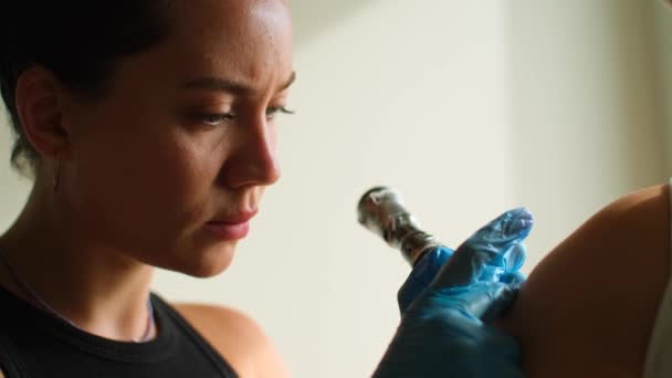 Retrato Mujer Tatuadora Trabajo Estudio Hermoso Tatuador Guantes Que Trabajan — Vídeos de Stock