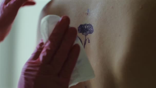 Tattoo Umělec Převádí Tetovací Šablonu Tetovací Mistr Připravuje Kůži Před — Stock video