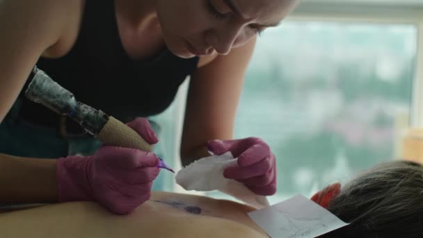 Profesyonel Dövme Ustası Boyama Dövmesi Sanatçı Siyah Mürekkeple Ince Çizgi — Stok video