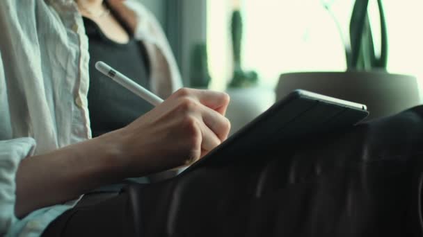 Kobieta Rysująca Tabliczce Kreatywna Dziewczyna Trzymająca Notatnik Cyfrowym Ołówkiem Rękach — Wideo stockowe