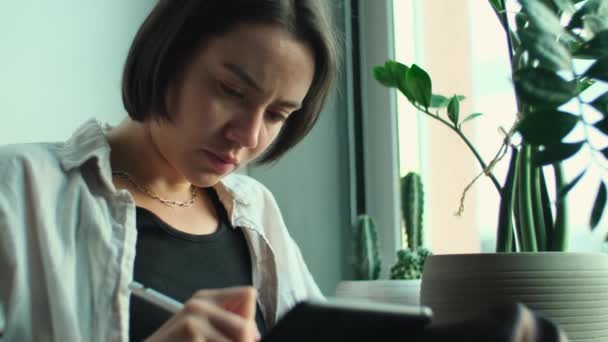 Vrouw Kunstenaar Tekening Digitale Tablet Creatief Meisje Met Notitieblok Met — Stockvideo
