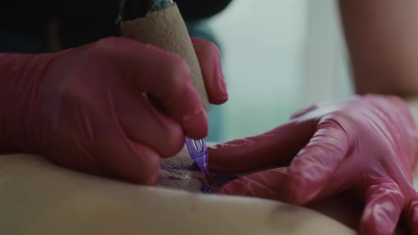 Tattoo Meester Handen Werken Bij Tattoo Salon Professionele Tatoeëerder Creëren — Stockvideo