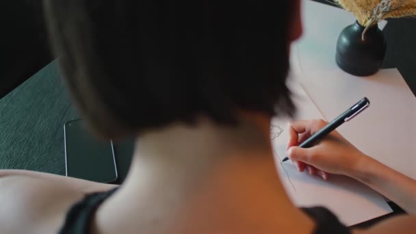 Maître Tatouage Fait Croquis Tatouage Sur Papier Dessin Artiste Idée — Video