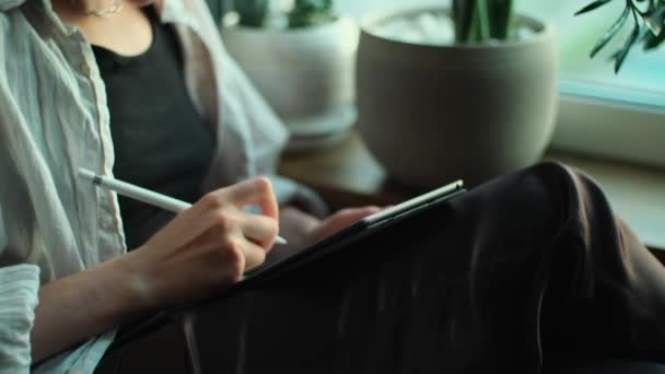 Artystka Rysująca Tablecie Kreatywna Kobieta Trzymająca Notatnik Cyfrowym Ołówkiem Rękach — Wideo stockowe
