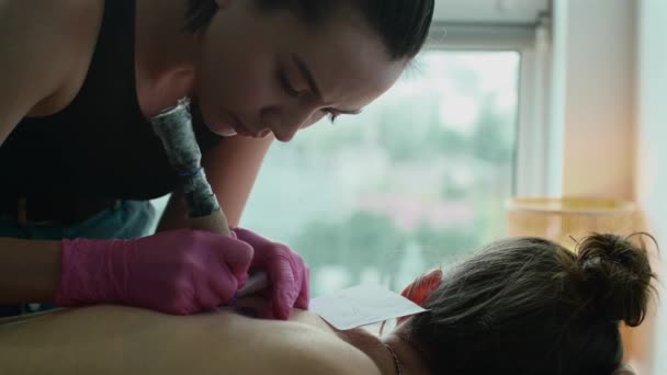 Tatuaje Maestro Pintura Tatuaje Los Clientes Espalda Artista Profesional Hace — Vídeos de Stock